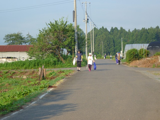 8.10 地区内の農道・農用地のごみ拾いしました。