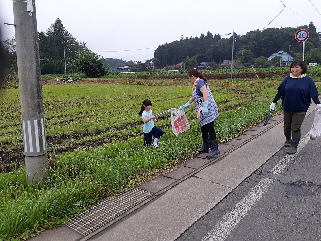 8.9地区内のゴミ拾い＆花壇の草むしり。